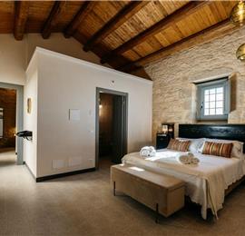  6 bedroom villa with heated pool in Modica, sleeps 18